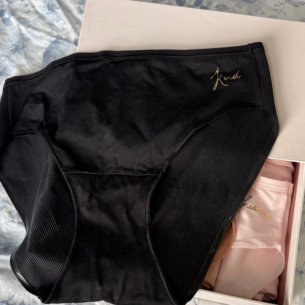 Soma Five-Pack Vanishing Edge hipster Panties in Black, Ivory, Peach, Blush. - Picture 2 of 5